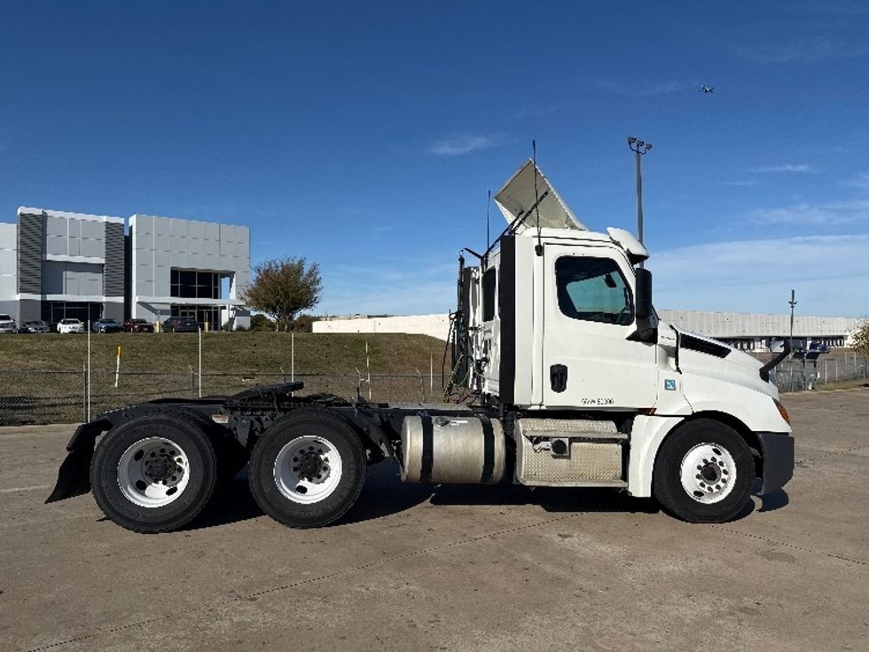 Day Cab Tractor-Heavy Duty Tractors-Freightliner-2018-T12664ST-Grand Prairie-TX-433,234\n\t\tmiles-$ 42,250 - Image 8