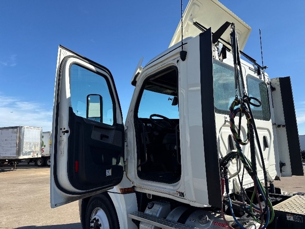 Day Cab Tractor-Heavy Duty Tractors-Freightliner-2018-T12664ST-Grand Prairie-TX-433,234\n\t\tmiles-$ 42,250 - Image 9