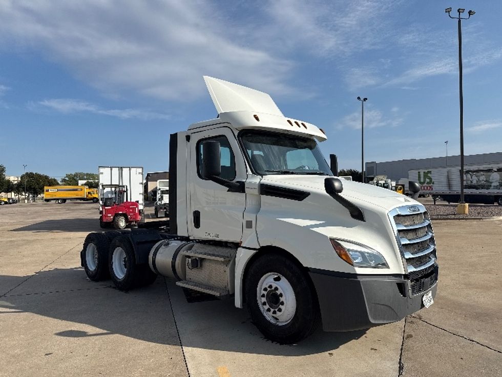 Day Cab Tractor-Heavy Duty Tractors-Freightliner-2018-T12664ST-Grand Prairie-TX-433,862\n\t\tmiles-$ 42,250 - Image 1