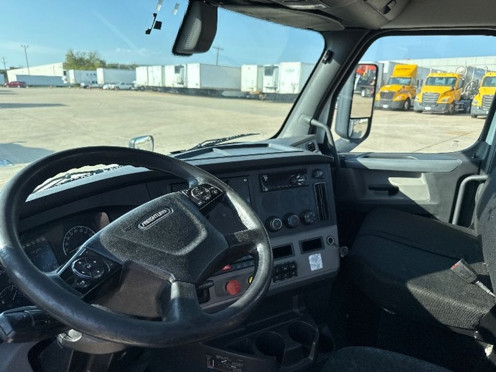 Day Cab Tractor-Heavy Duty Tractors-Freightliner-2018-T12664ST-Grand Prairie-TX-433,862\n\t\tmiles-$ 42,250 - Image 10