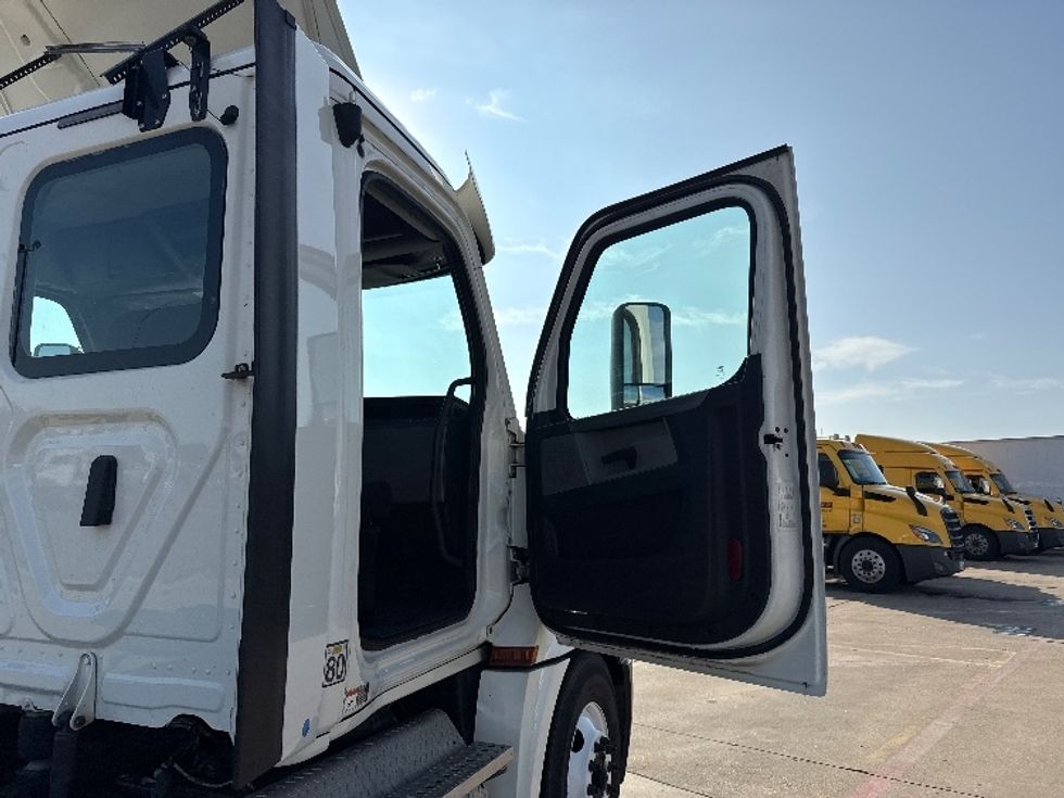 Day Cab Tractor-Heavy Duty Tractors-Freightliner-2018-T12664ST-Grand Prairie-TX-433,862\n\t\tmiles-$ 42,250 - Image 12