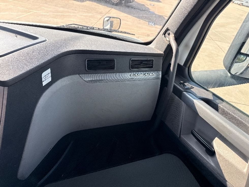 Day Cab Tractor-Heavy Duty Tractors-Freightliner-2018-T12664ST-Grand Prairie-TX-433,862\n\t\tmiles-$ 42,250 - Image 13