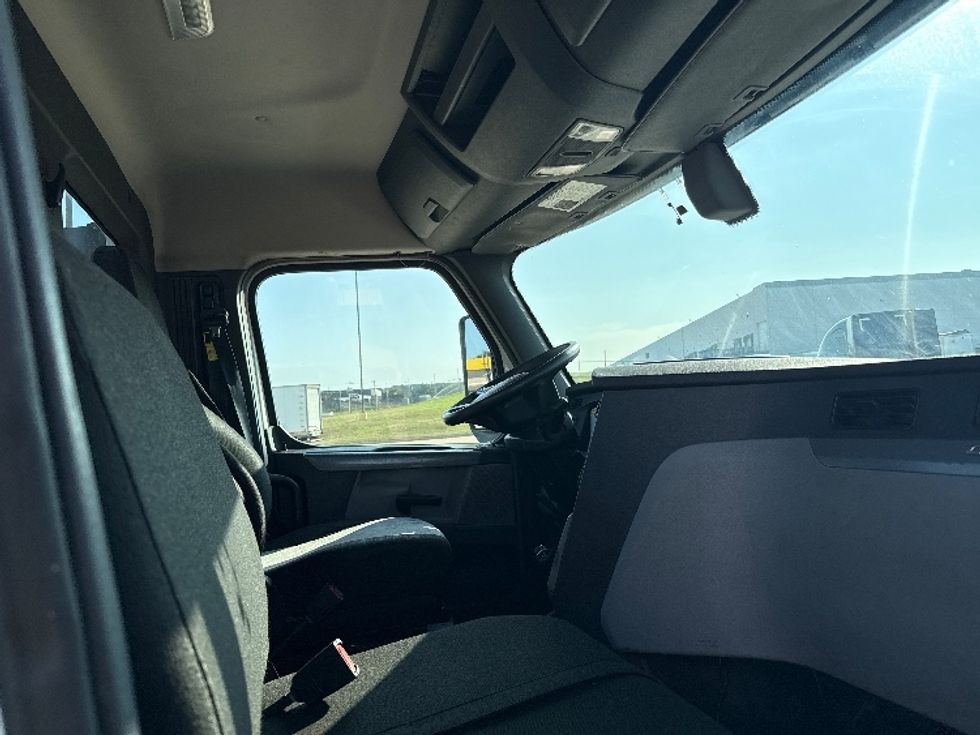 Day Cab Tractor-Heavy Duty Tractors-Freightliner-2018-T12664ST-Grand Prairie-TX-433,862\n\t\tmiles-$ 42,250 - Image 14