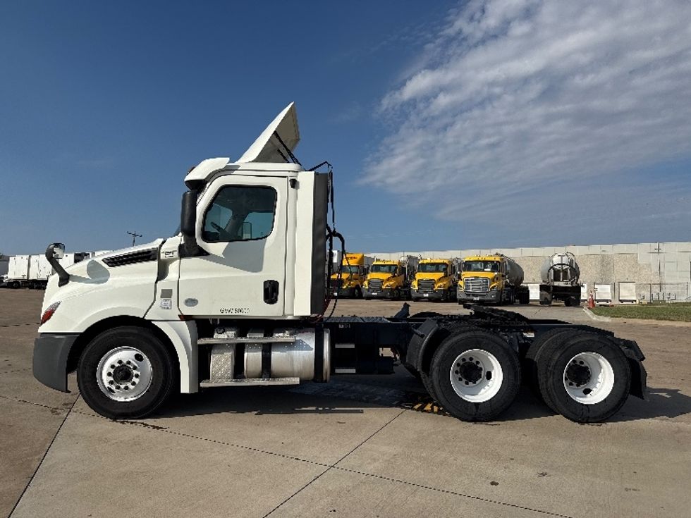 Day Cab Tractor-Heavy Duty Tractors-Freightliner-2018-T12664ST-Grand Prairie-TX-433,862\n\t\tmiles-$ 42,250 - Image 4