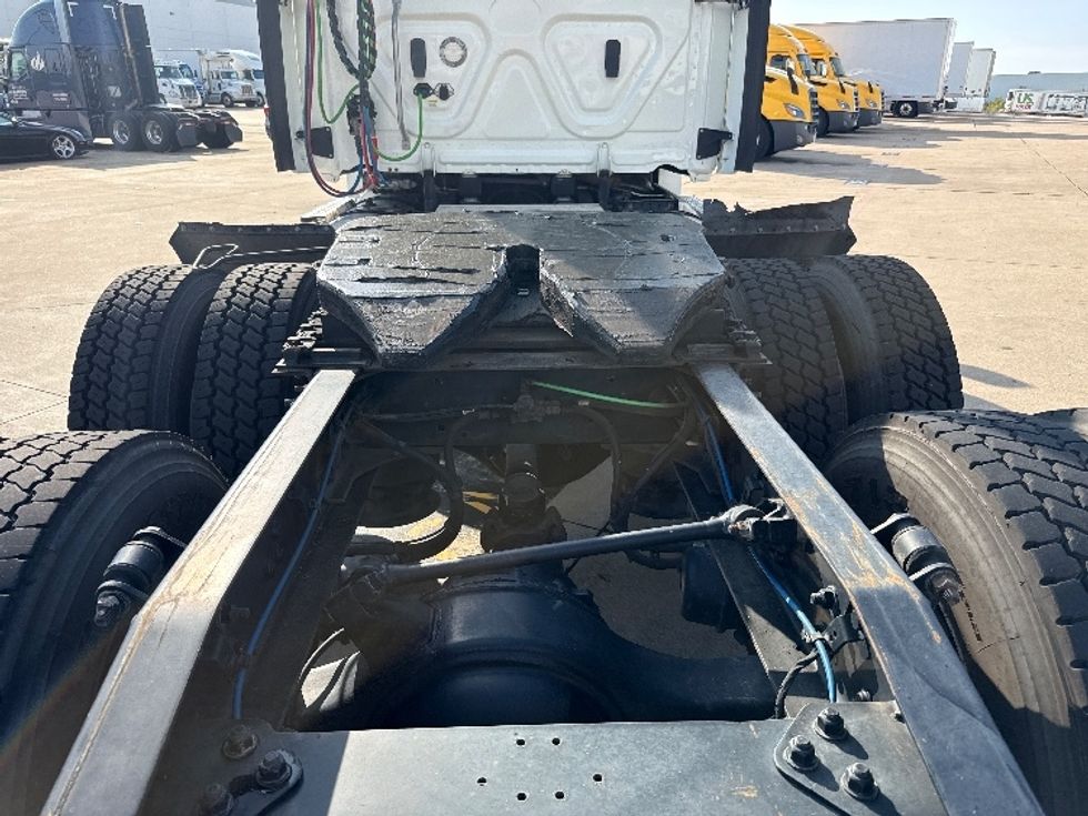 Day Cab Tractor-Heavy Duty Tractors-Freightliner-2018-T12664ST-Grand Prairie-TX-433,862\n\t\tmiles-$ 42,250 - Image 6