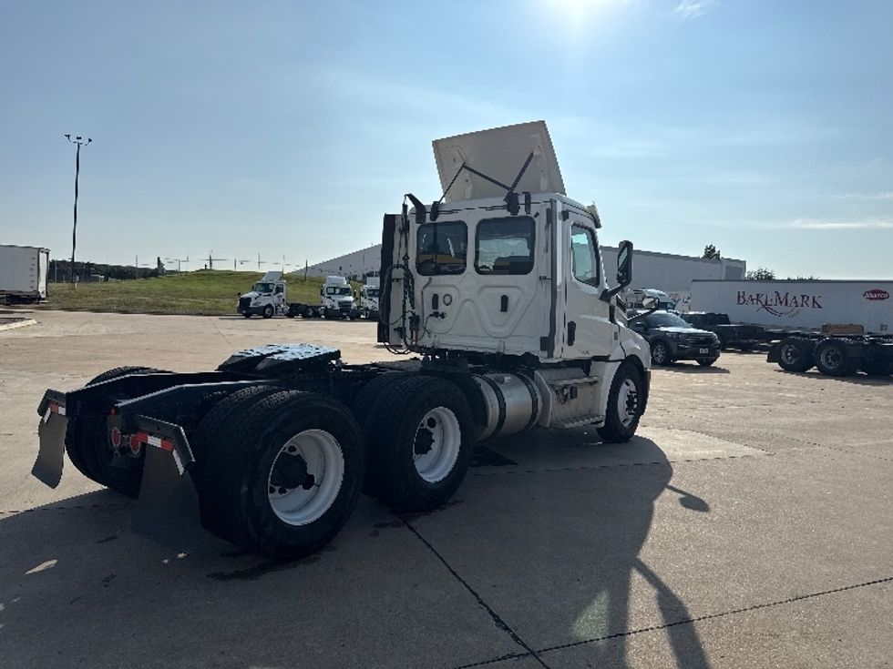 Day Cab Tractor-Heavy Duty Tractors-Freightliner-2018-T12664ST-Grand Prairie-TX-433,862\n\t\tmiles-$ 42,250 - Image 7