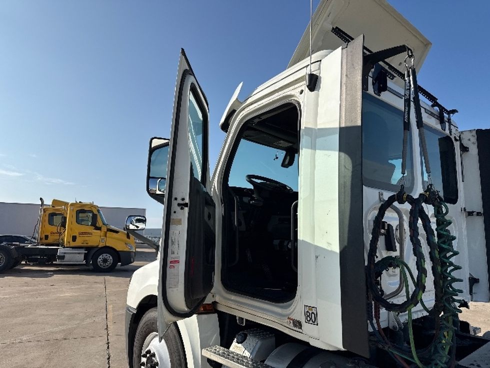 Day Cab Tractor-Heavy Duty Tractors-Freightliner-2018-T12664ST-Grand Prairie-TX-433,862\n\t\tmiles-$ 42,250 - Image 9