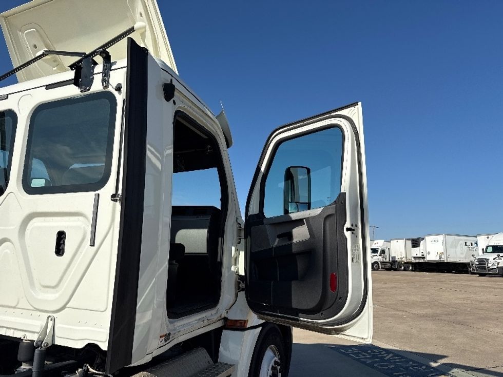 Day Cab Tractor-Heavy Duty Tractors-Freightliner-2018-T12664ST-Grand Prairie-TX-456,287\n\t\tmiles-$ 41,000 - Image 12