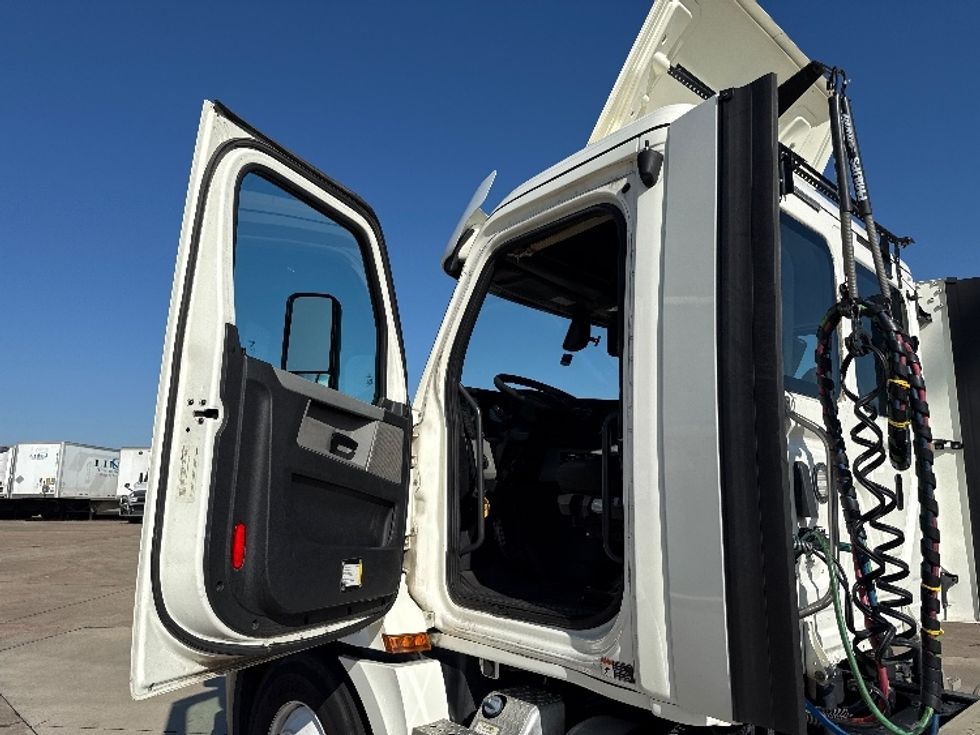 Day Cab Tractor-Heavy Duty Tractors-Freightliner-2018-T12664ST-Grand Prairie-TX-456,287\n\t\tmiles-$ 41,000 - Image 9