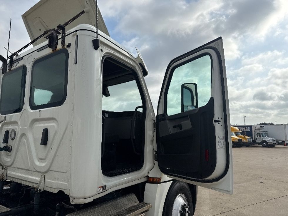 Day Cab Tractor-Heavy Duty Tractors-Freightliner-2018-T12664ST-Grand Prairie-TX-501,392\n\t\tmiles-$ 40,750 - Image 12