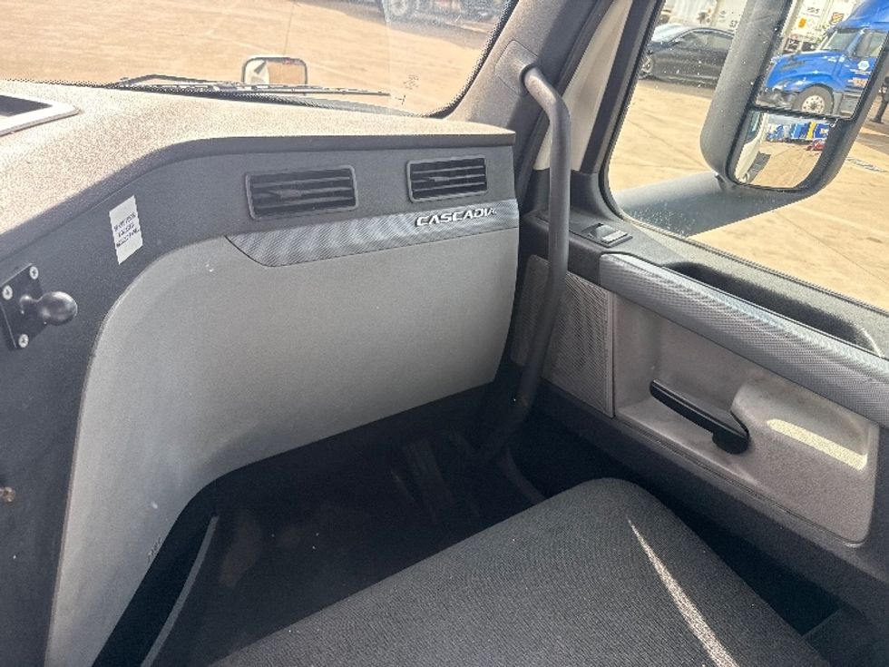 Day Cab Tractor-Heavy Duty Tractors-Freightliner-2018-T12664ST-Grand Prairie-TX-501,392\n\t\tmiles-$ 40,750 - Image 13