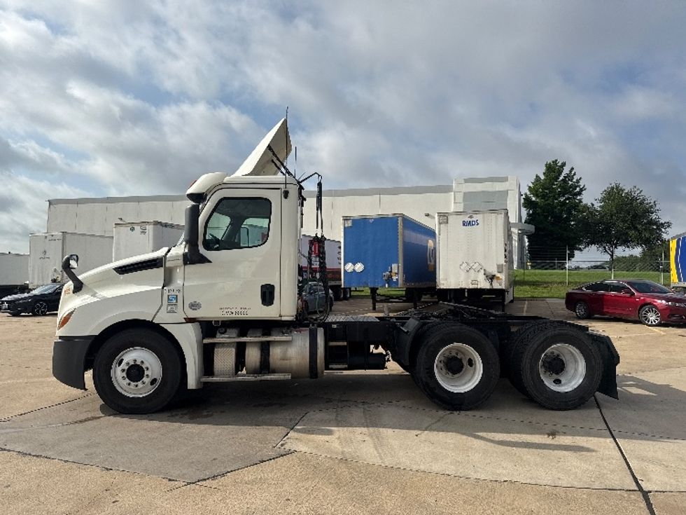 Day Cab Tractor-Heavy Duty Tractors-Freightliner-2018-T12664ST-Grand Prairie-TX-501,392\n\t\tmiles-$ 40,750 - Image 4
