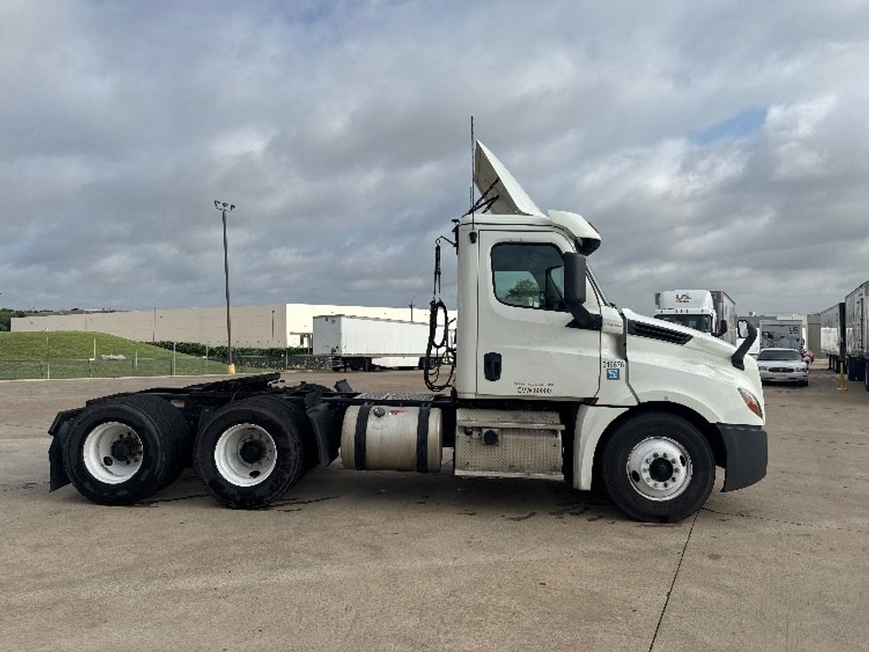 Day Cab Tractor-Heavy Duty Tractors-Freightliner-2018-T12664ST-Grand Prairie-TX-501,392\n\t\tmiles-$ 40,750 - Image 8