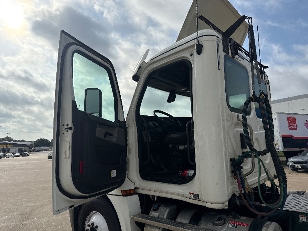 Day Cab Tractor-Heavy Duty Tractors-Freightliner-2018-T12664ST-Grand Prairie-TX-501,392\n\t\tmiles-$ 40,750 - Image 9