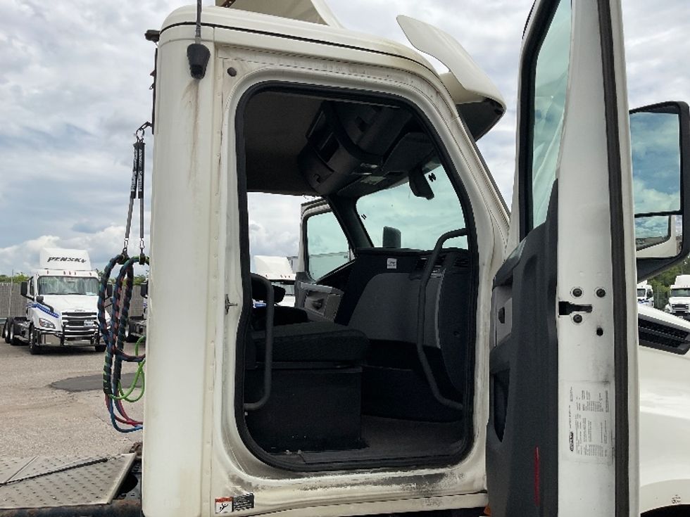 Day Cab Tractor-Heavy Duty Tractors-Freightliner-2018-T12664ST-Grand Rapids-MI-493,116\n\t\tmiles-$ 45,250 - Image 12