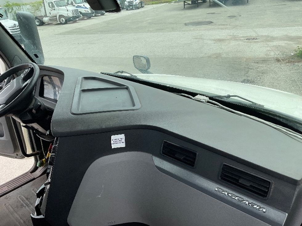 Day Cab Tractor-Heavy Duty Tractors-Freightliner-2018-T12664ST-Grand Rapids-MI-493,116\n\t\tmiles-$ 45,250 - Image 13