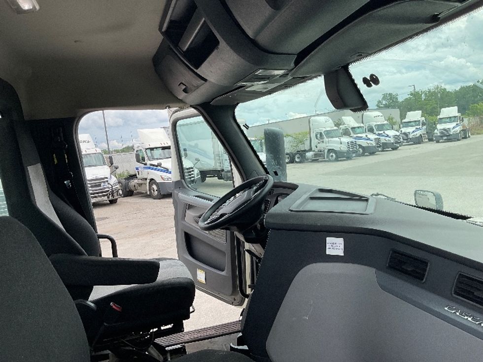 Day Cab Tractor-Heavy Duty Tractors-Freightliner-2018-T12664ST-Grand Rapids-MI-493,116\n\t\tmiles-$ 45,250 - Image 14