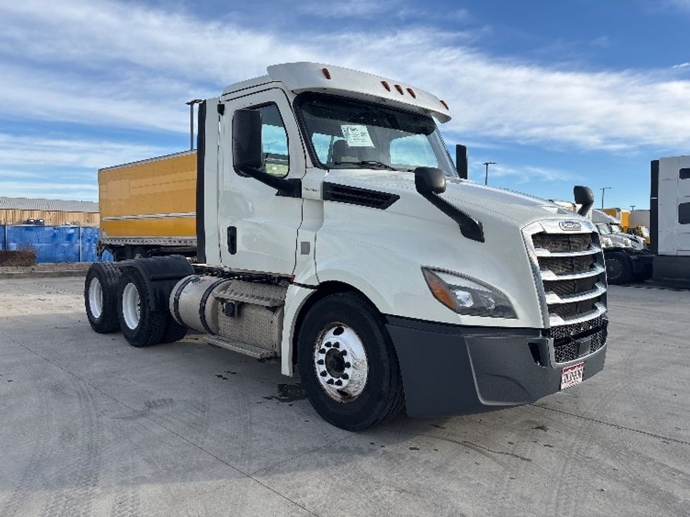 Day Cab Tractor-Heavy Duty Tractors-Freightliner-2018-T12664ST-Greeley-CO-308,661\n\t\tmiles-$ 49,000 - Image 1