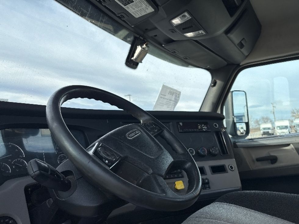 Day Cab Tractor-Heavy Duty Tractors-Freightliner-2018-T12664ST-Greeley-CO-308,661\n\t\tmiles-$ 49,000 - Image 10