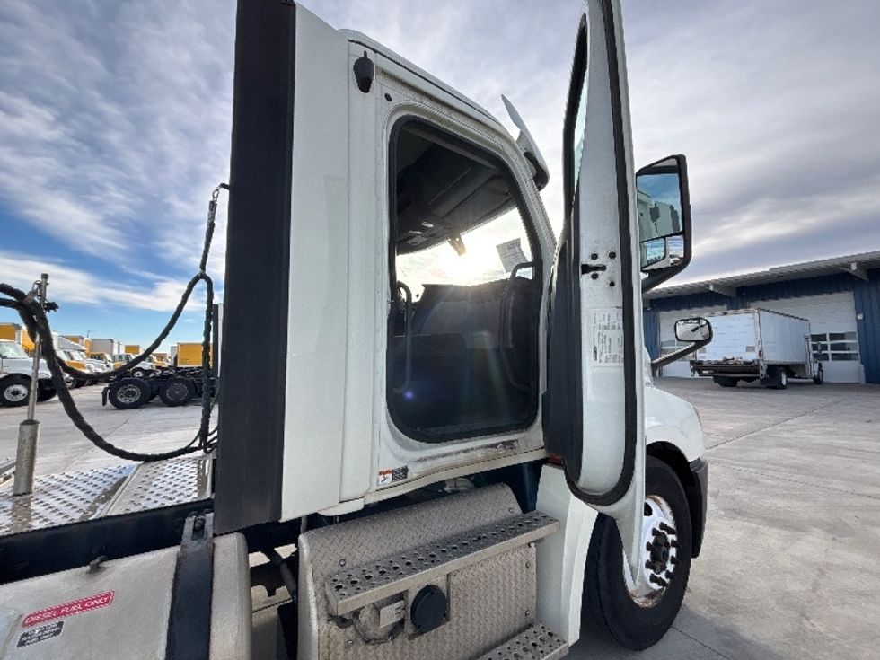 Day Cab Tractor-Heavy Duty Tractors-Freightliner-2018-T12664ST-Greeley-CO-308,661\n\t\tmiles-$ 49,000 - Image 12