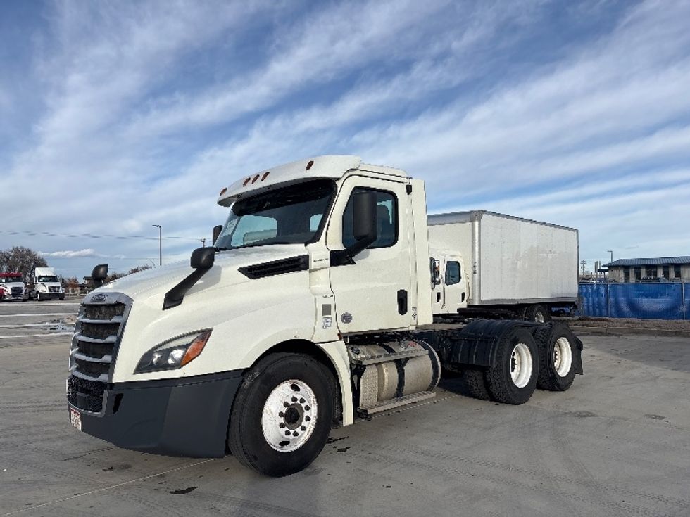 Day Cab Tractor-Heavy Duty Tractors-Freightliner-2018-T12664ST-Greeley-CO-308,661\n\t\tmiles-$ 49,000 - Image 3