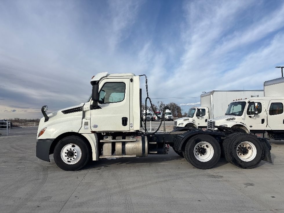 Day Cab Tractor-Heavy Duty Tractors-Freightliner-2018-T12664ST-Greeley-CO-308,661\n\t\tmiles-$ 49,000 - Image 4