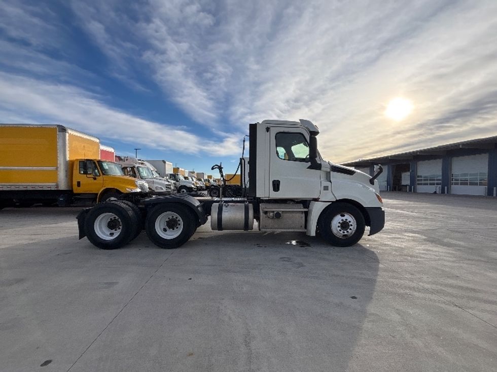Day Cab Tractor-Heavy Duty Tractors-Freightliner-2018-T12664ST-Greeley-CO-308,661\n\t\tmiles-$ 49,000 - Image 8