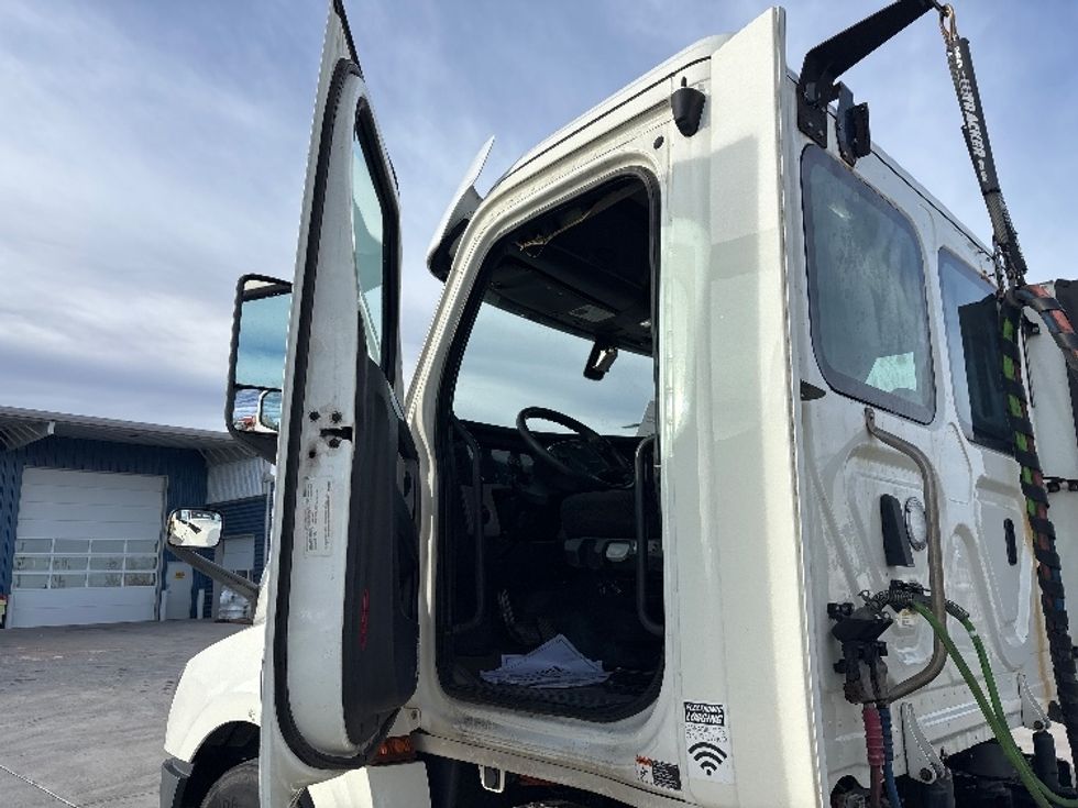 Day Cab Tractor-Heavy Duty Tractors-Freightliner-2018-T12664ST-Greeley-CO-308,661\n\t\tmiles-$ 49,000 - Image 9