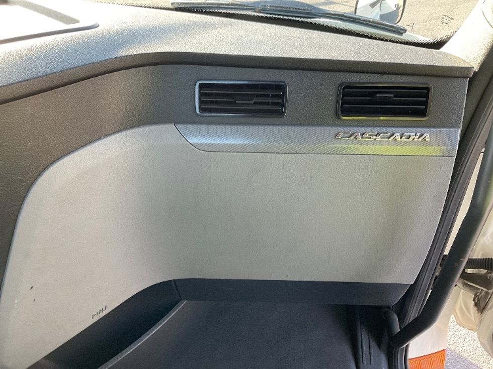 Day Cab Tractor-Heavy Duty Tractors-Freightliner-2018-T12664ST-Guilderland Center-NY-584,359\n\t\tmiles-$ 29,500 - Image 13