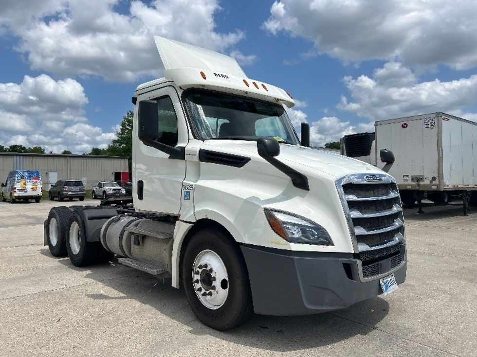 Day Cab Tractor-Heavy Duty Tractors-Freightliner-2018-T12664ST-Hammond-LA-234,842\n\t\tmiles-$ 48,750 - Image 1