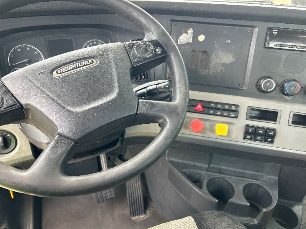 Day Cab Tractor-Heavy Duty Tractors-Freightliner-2018-T12664ST-Hammond-LA-234,842\n\t\tmiles-$ 48,750 - Image 11