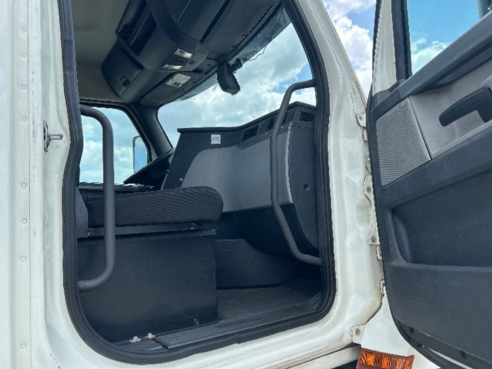 Day Cab Tractor-Heavy Duty Tractors-Freightliner-2018-T12664ST-Hammond-LA-234,842\n\t\tmiles-$ 48,750 - Image 12