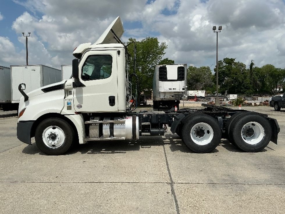 Day Cab Tractor-Heavy Duty Tractors-Freightliner-2018-T12664ST-Hammond-LA-234,842\n\t\tmiles-$ 48,750 - Image 4