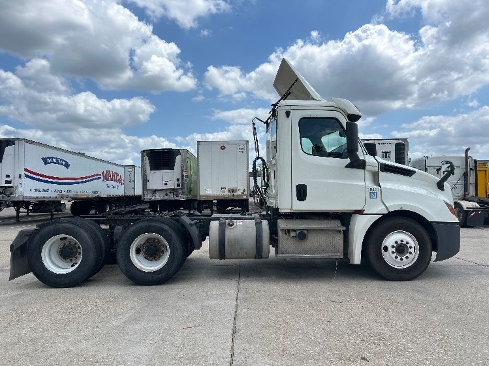 Day Cab Tractor-Heavy Duty Tractors-Freightliner-2018-T12664ST-Hammond-LA-234,842\n\t\tmiles-$ 48,750 - Image 8