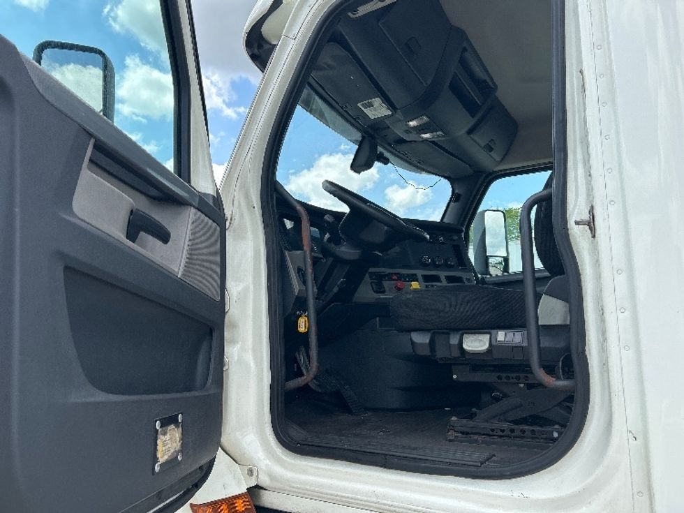 Day Cab Tractor-Heavy Duty Tractors-Freightliner-2018-T12664ST-Hammond-LA-234,842\n\t\tmiles-$ 48,750 - Image 9