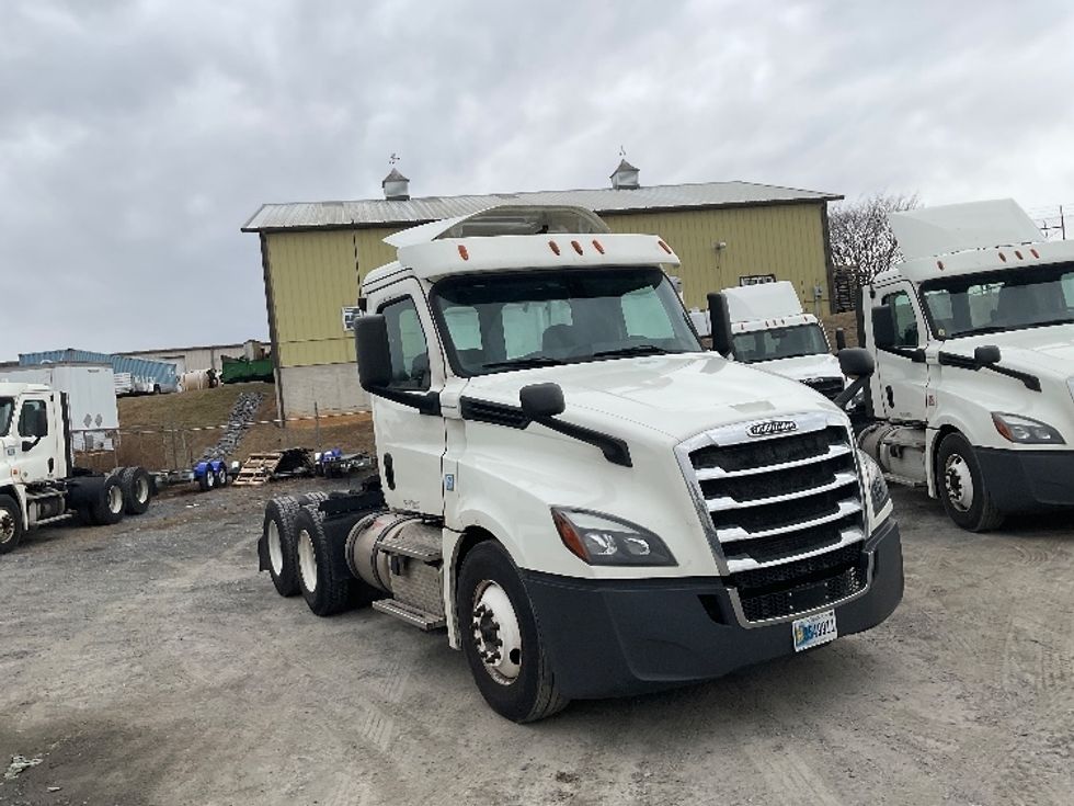 Day Cab Tractor-Heavy Duty Tractors-Freightliner-2018-T12664ST-Harrisburg-PA-364,102\n\t\tmiles-$ 44,000 - Image 1