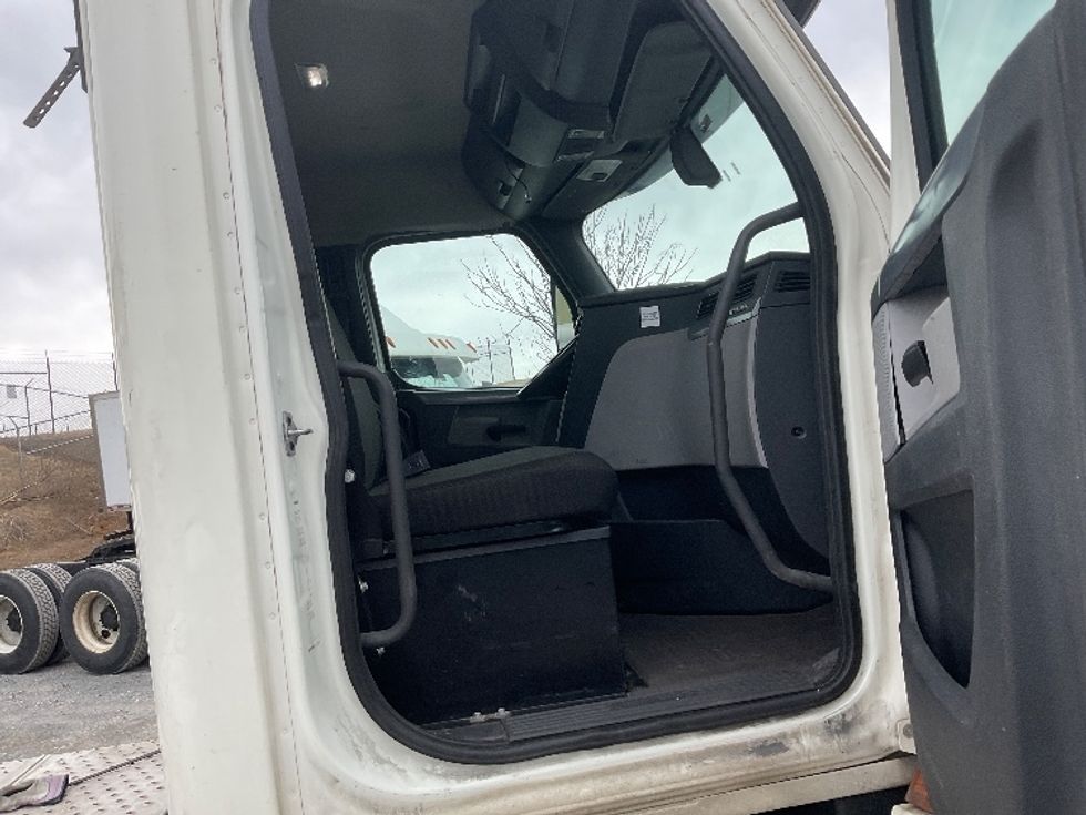 Day Cab Tractor-Heavy Duty Tractors-Freightliner-2018-T12664ST-Harrisburg-PA-364,102\n\t\tmiles-$ 44,000 - Image 12