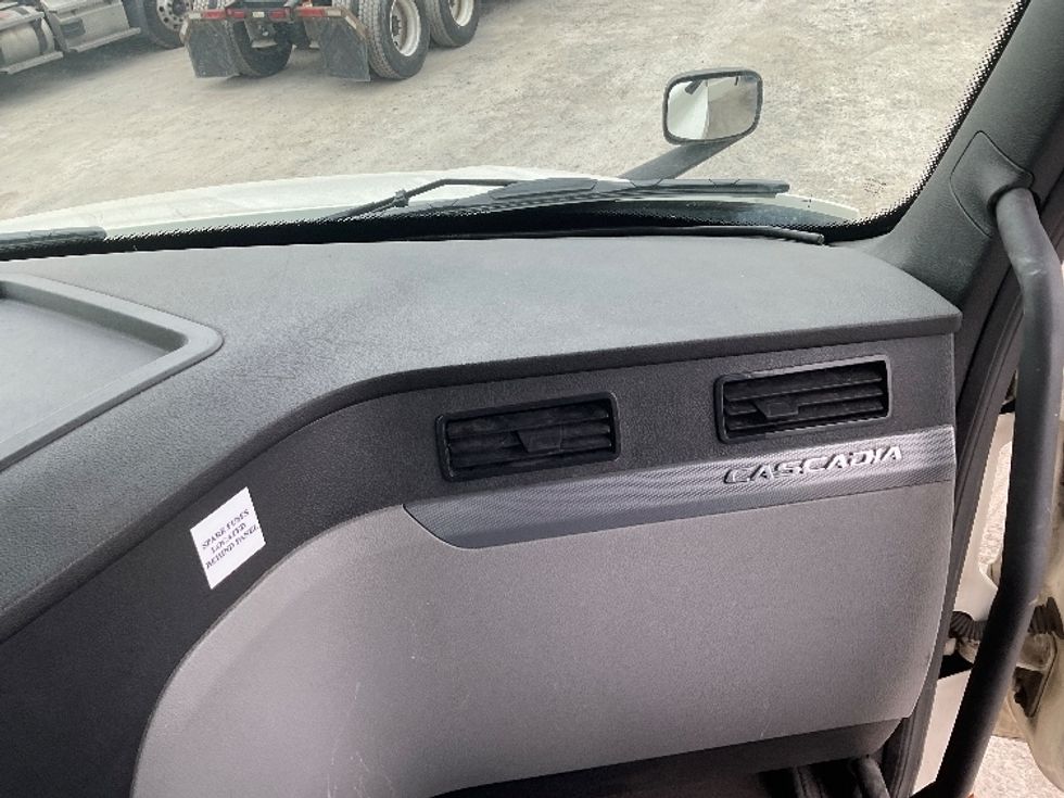 Day Cab Tractor-Heavy Duty Tractors-Freightliner-2018-T12664ST-Harrisburg-PA-364,102\n\t\tmiles-$ 44,000 - Image 13