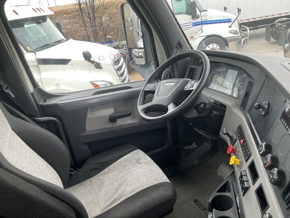 Day Cab Tractor-Heavy Duty Tractors-Freightliner-2018-T12664ST-Harrisburg-PA-364,102\n\t\tmiles-$ 44,000 - Image 14