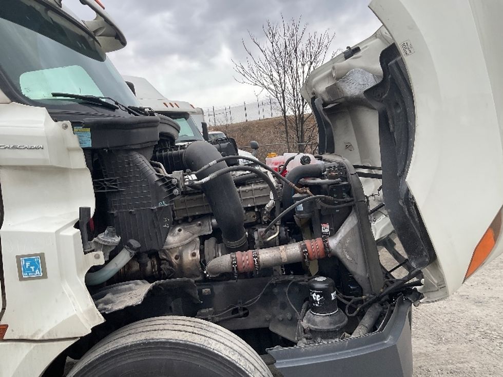 Day Cab Tractor-Heavy Duty Tractors-Freightliner-2018-T12664ST-Harrisburg-PA-364,102\n\t\tmiles-$ 44,000 - Image 15