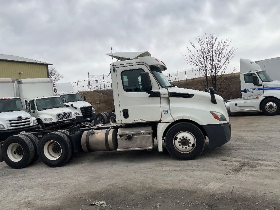 Day Cab Tractor-Heavy Duty Tractors-Freightliner-2018-T12664ST-Harrisburg-PA-364,102\n\t\tmiles-$ 44,000 - Image 8