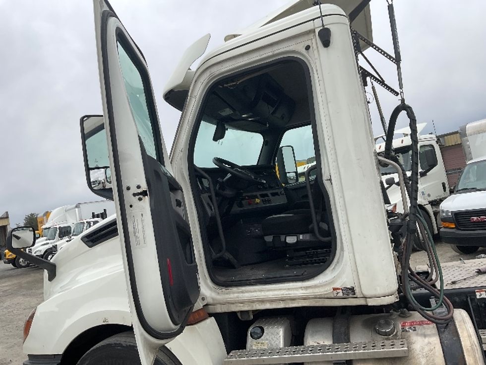 Day Cab Tractor-Heavy Duty Tractors-Freightliner-2018-T12664ST-Harrisburg-PA-364,102\n\t\tmiles-$ 44,000 - Image 9