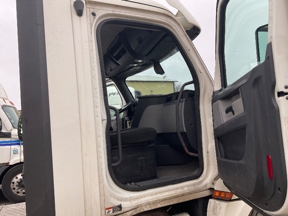 Day Cab Tractor-Heavy Duty Tractors-Freightliner-2018-T12664ST-Harrisburg-PA-366,569\n\t\tmiles-$ 41,750 - Image 12