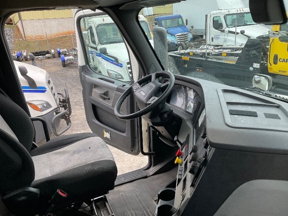 Day Cab Tractor-Heavy Duty Tractors-Freightliner-2018-T12664ST-Harrisburg-PA-366,569\n\t\tmiles-$ 41,750 - Image 14