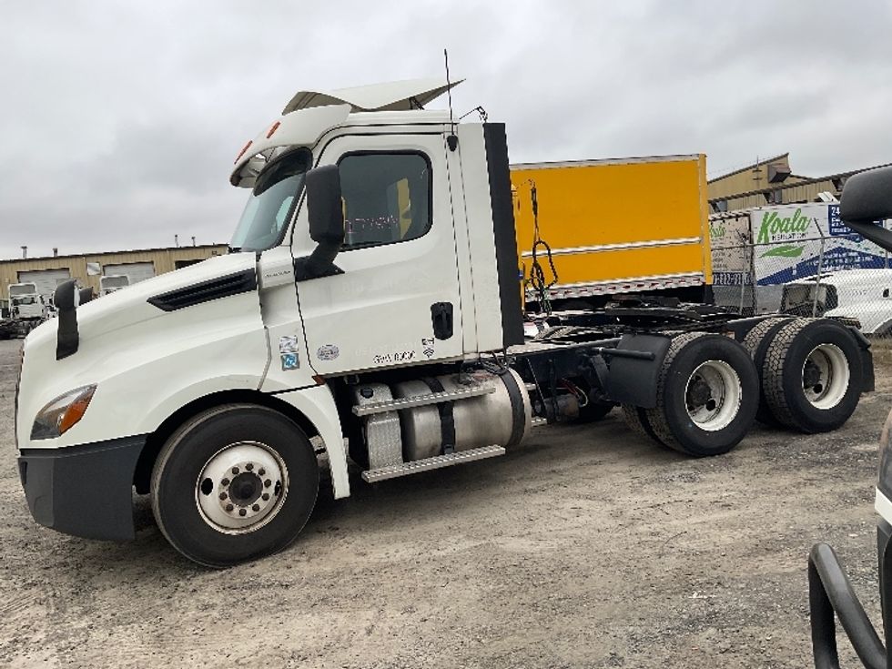 Day Cab Tractor-Heavy Duty Tractors-Freightliner-2018-T12664ST-Harrisburg-PA-366,569\n\t\tmiles-$ 41,750 - Image 4