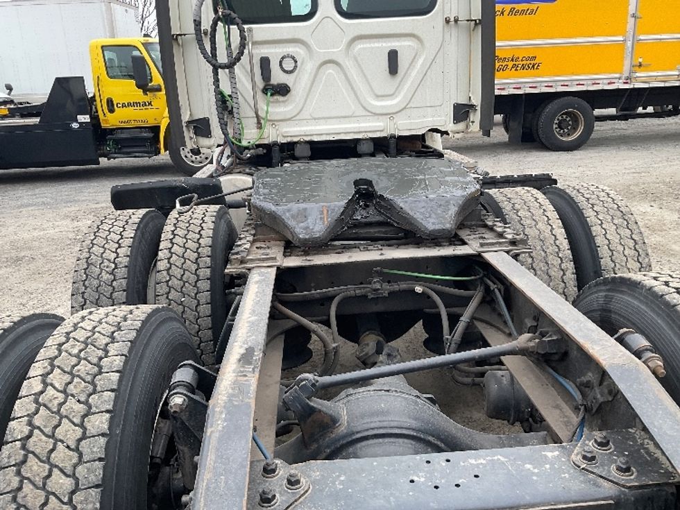 Day Cab Tractor-Heavy Duty Tractors-Freightliner-2018-T12664ST-Harrisburg-PA-366,569\n\t\tmiles-$ 41,750 - Image 6