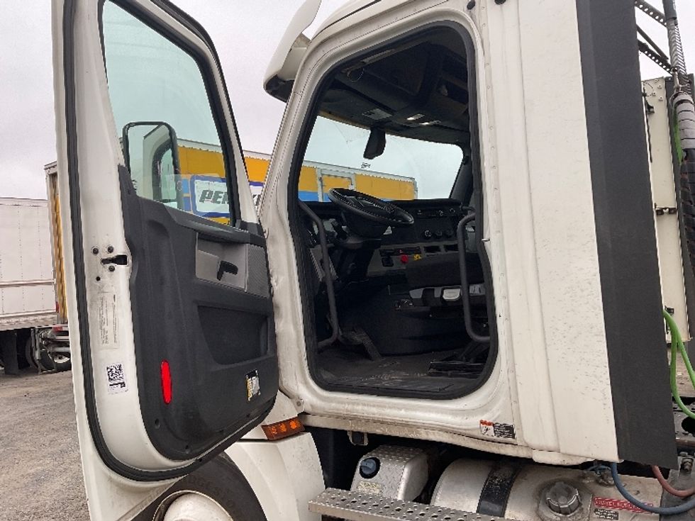 Day Cab Tractor-Heavy Duty Tractors-Freightliner-2018-T12664ST-Harrisburg-PA-366,569\n\t\tmiles-$ 41,750 - Image 9