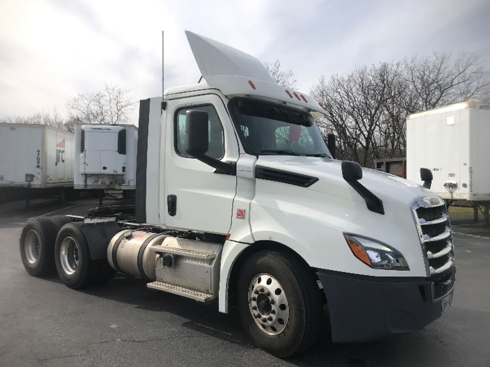 Day Cab Tractor-Heavy Duty Tractors-Freightliner-2018-T12664ST-Harrisburg-PA-366,802\n\t\tmiles-$ 44,250 - Image 1