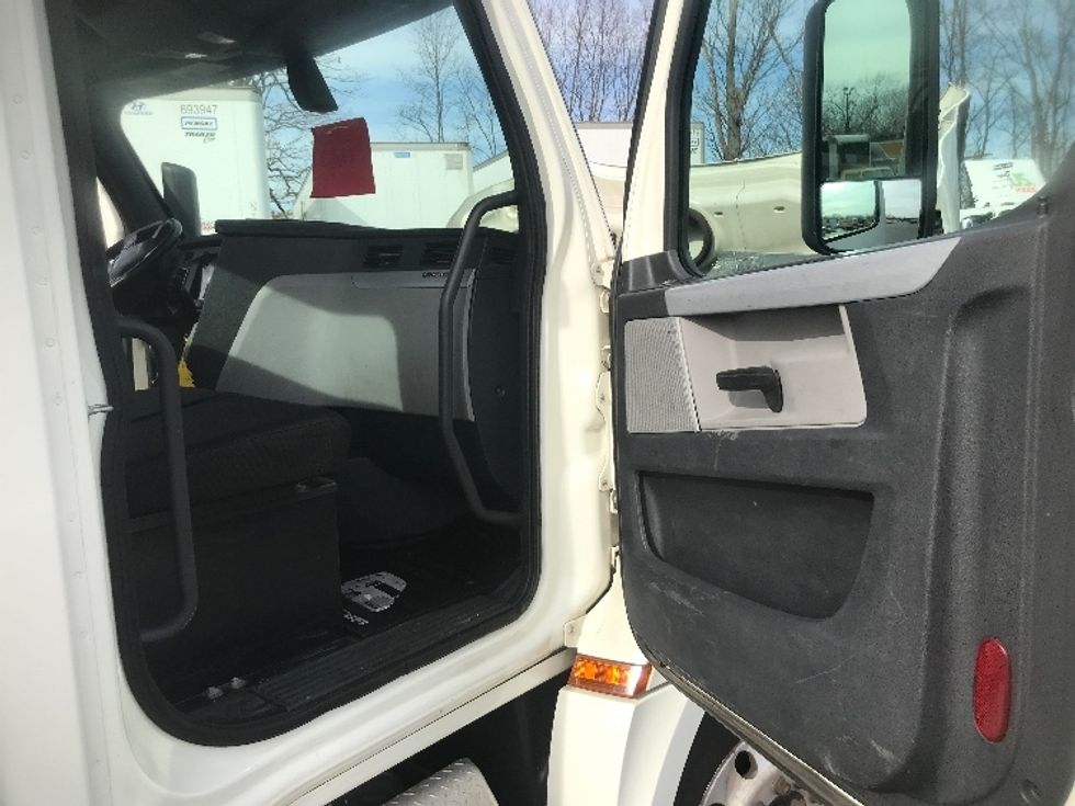 Day Cab Tractor-Heavy Duty Tractors-Freightliner-2018-T12664ST-Harrisburg-PA-366,802\n\t\tmiles-$ 44,250 - Image 12