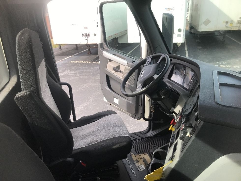 Day Cab Tractor-Heavy Duty Tractors-Freightliner-2018-T12664ST-Harrisburg-PA-366,802\n\t\tmiles-$ 44,250 - Image 14